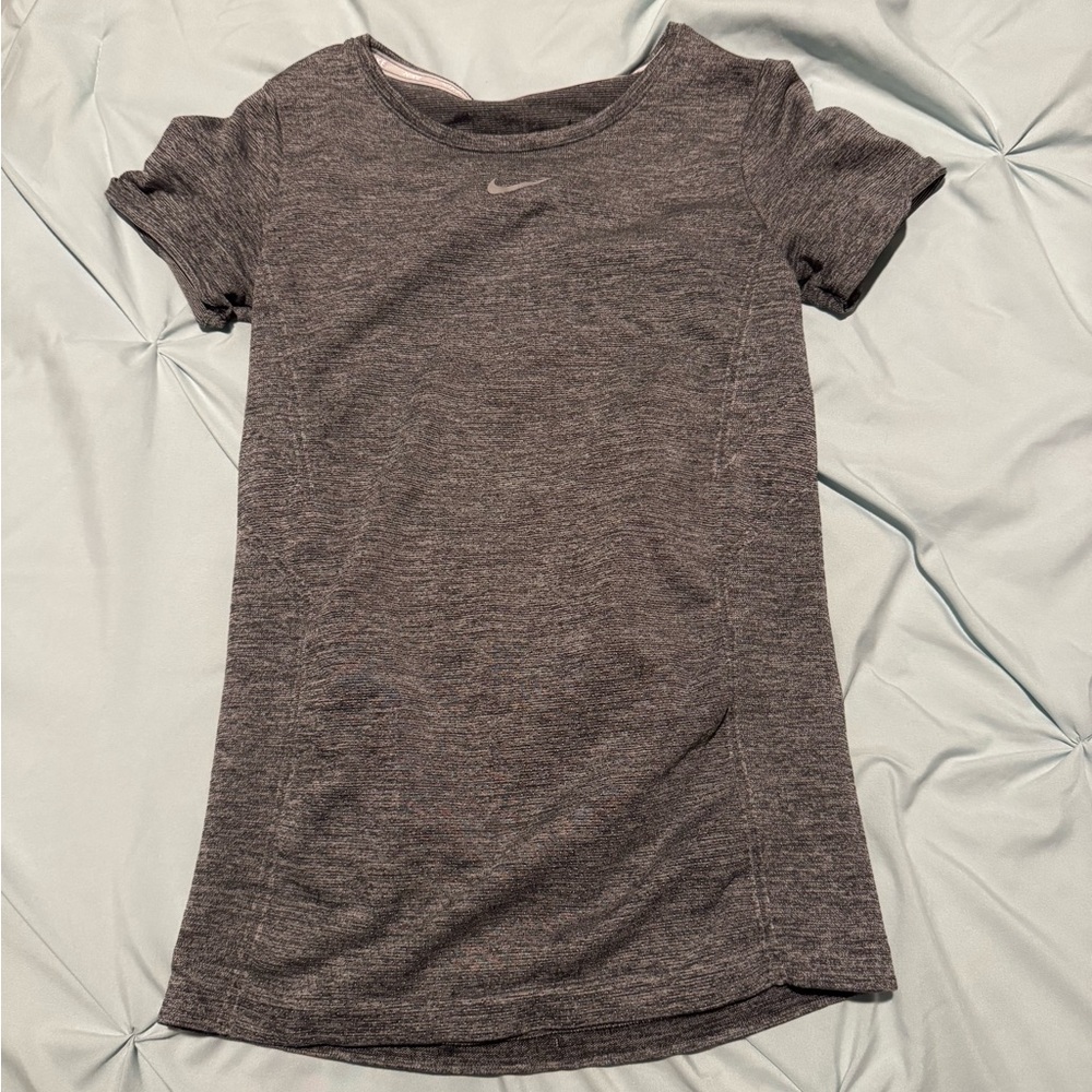 Nike Dri-FIT ADV Aura Women's Grey Slim-Fit Short-
Sleeve Top